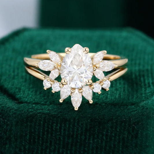 1.5 ct Pear Shaped Diamond Wedding Set 18k Gold