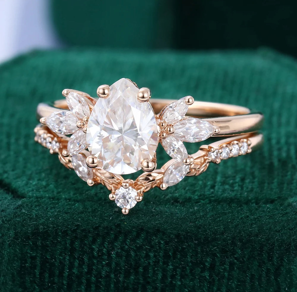 1.5 ct Pear Cut Diamond Bridal Set 18k Gold With Petal-Inspired Accents