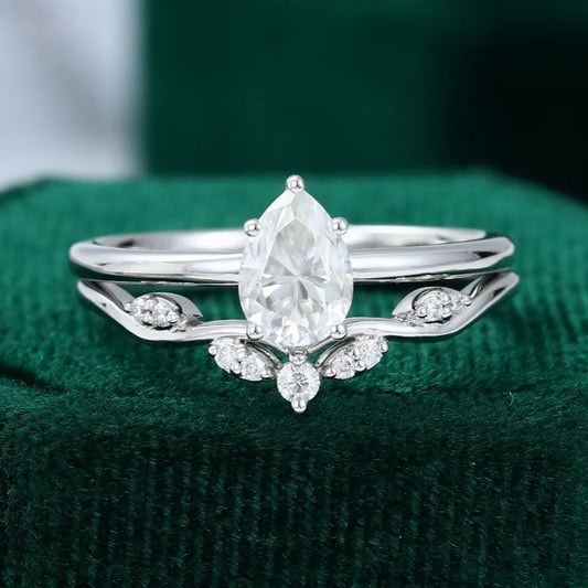 1.5 ct Pear Cut Diamond Solitaire Engagement Ring Set In 18k White Gold