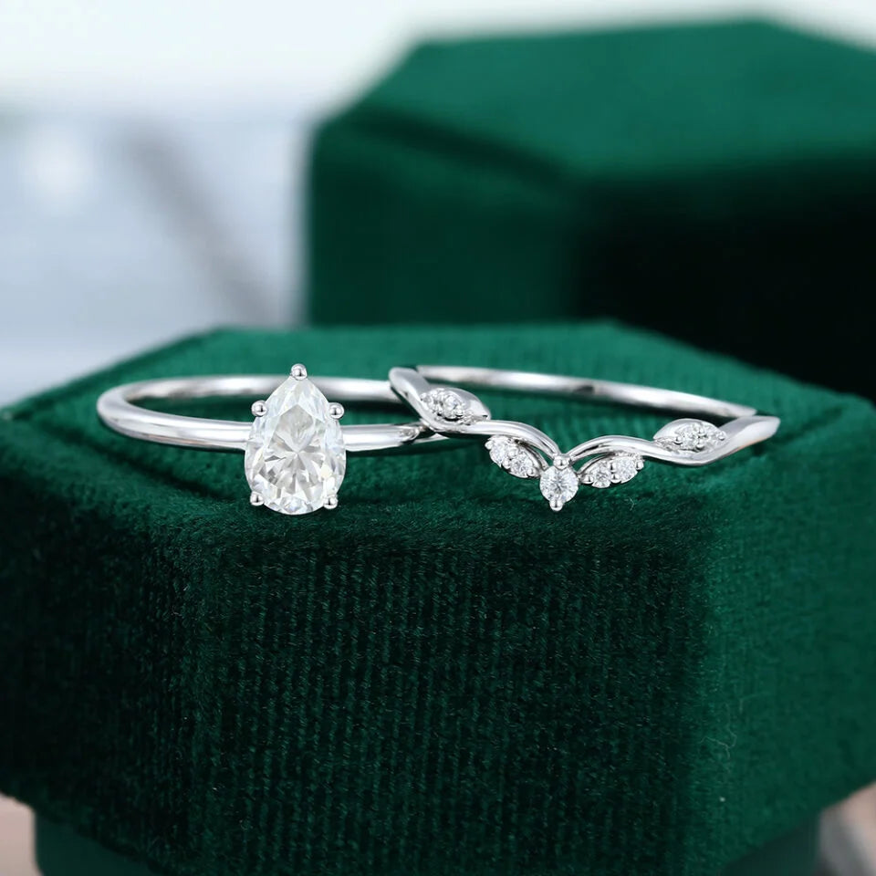 1.5 ct Pear Cut Diamond Solitaire Engagement Ring Set In 18k White Gold