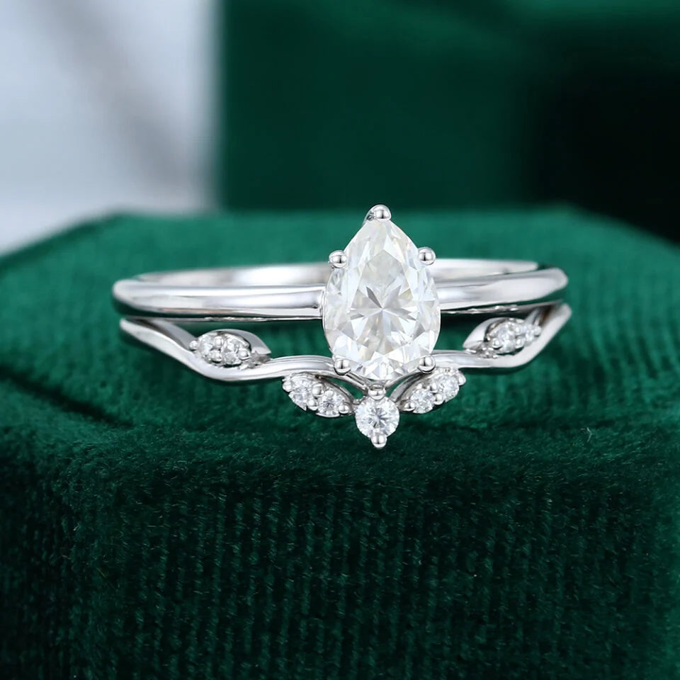 1.5 ct Pear Cut Diamond Solitaire Engagement Ring Set In 18k White Gold