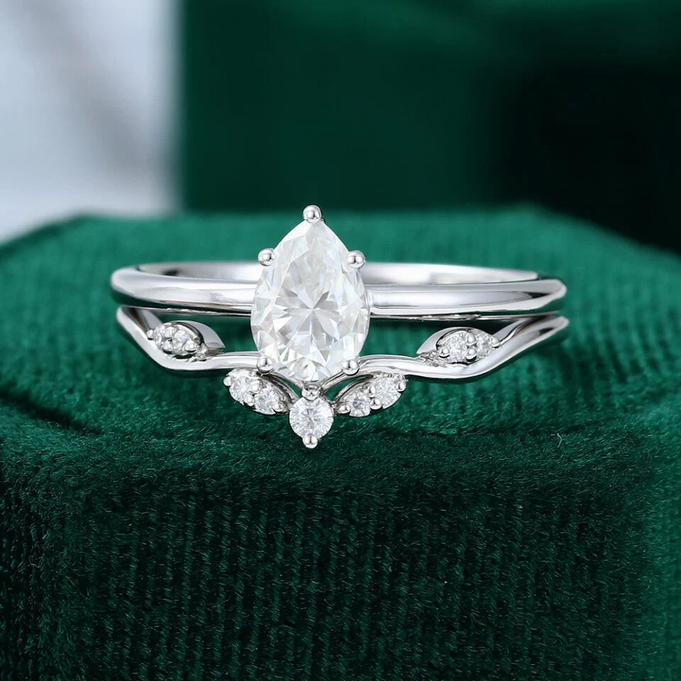 1.5 ct Pear Cut Diamond Solitaire Engagement Ring Set In 18k White Gold