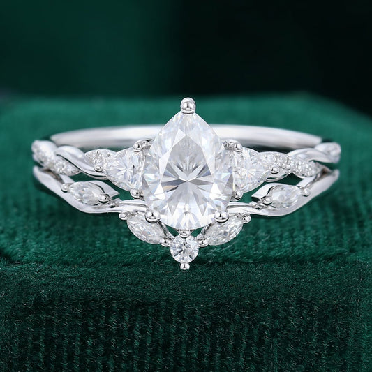1.5 ct Pear Shaped Diamond Twisted Engagement Ring Set In 18k Gold