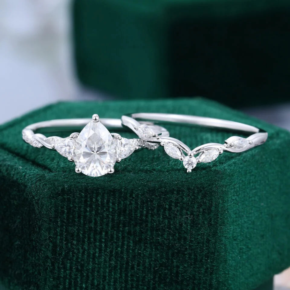 1.5 ct Pear Shaped Diamond Twisted Engagement Ring Set In 18k Gold