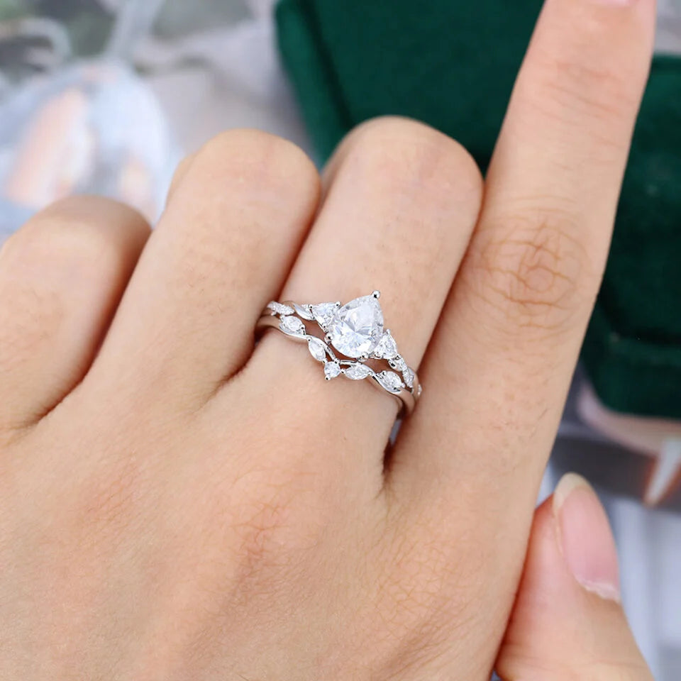 1.5 ct Pear Shaped Diamond Twisted Engagement Ring Set In 18k Gold