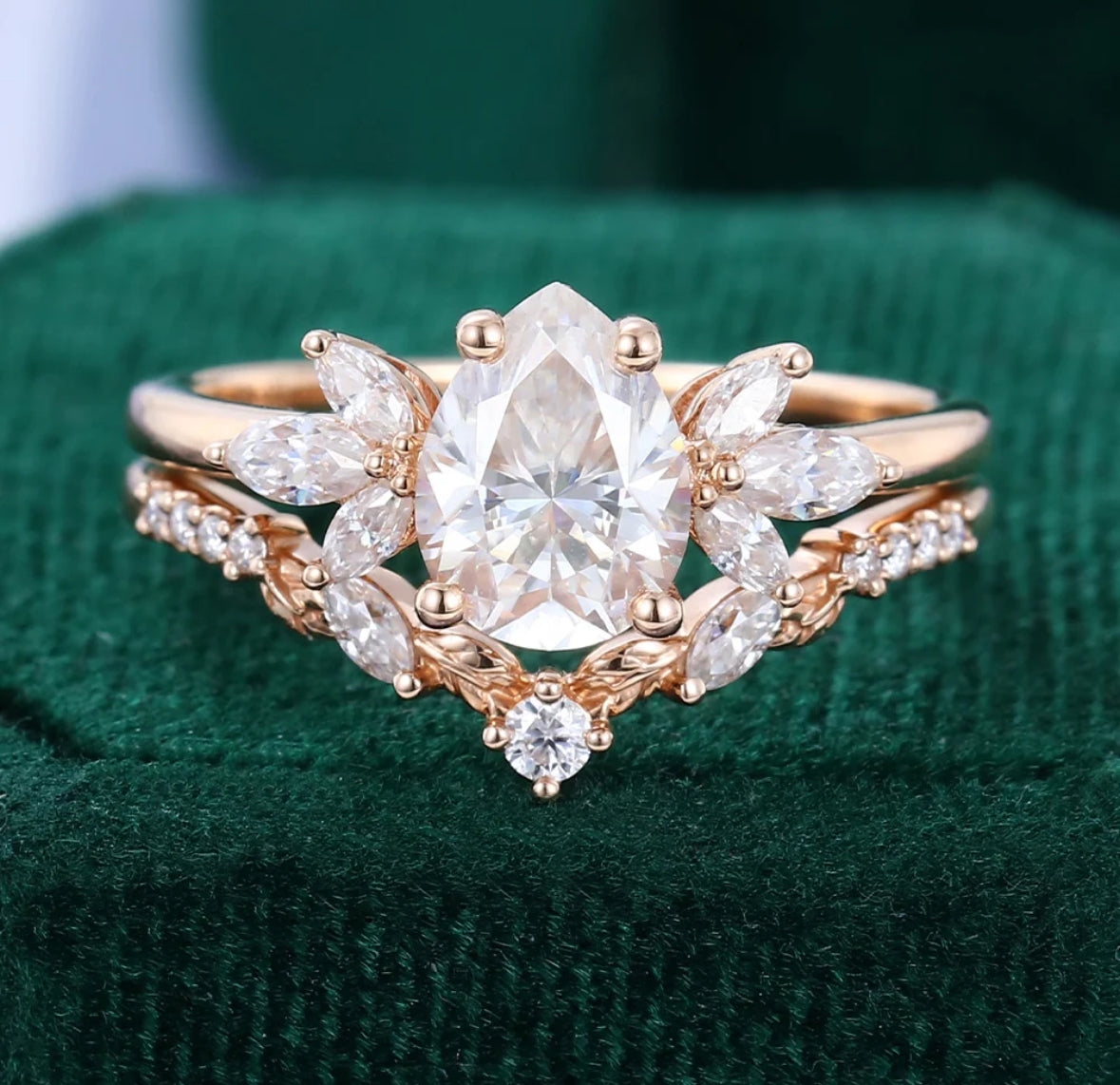 1.5 ct Pear Cut Diamond Bridal Set 18k Gold With Petal-Inspired Accents